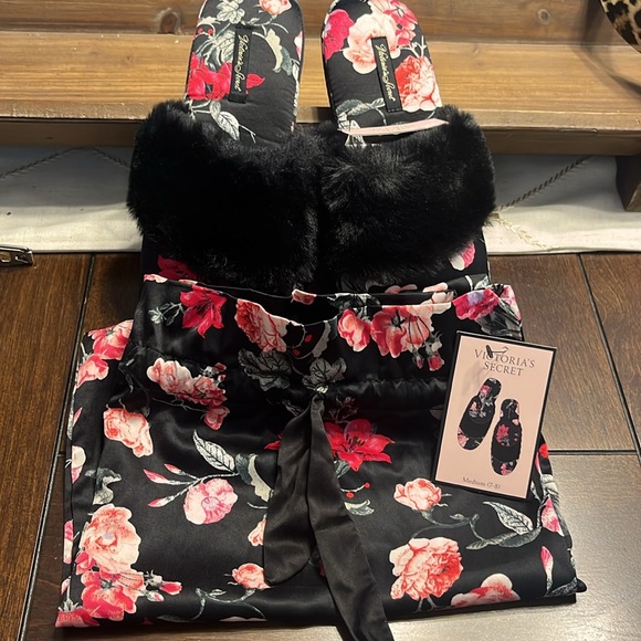 Brand new Victoria’s Secret slippers with bag - Picture 8 of 11